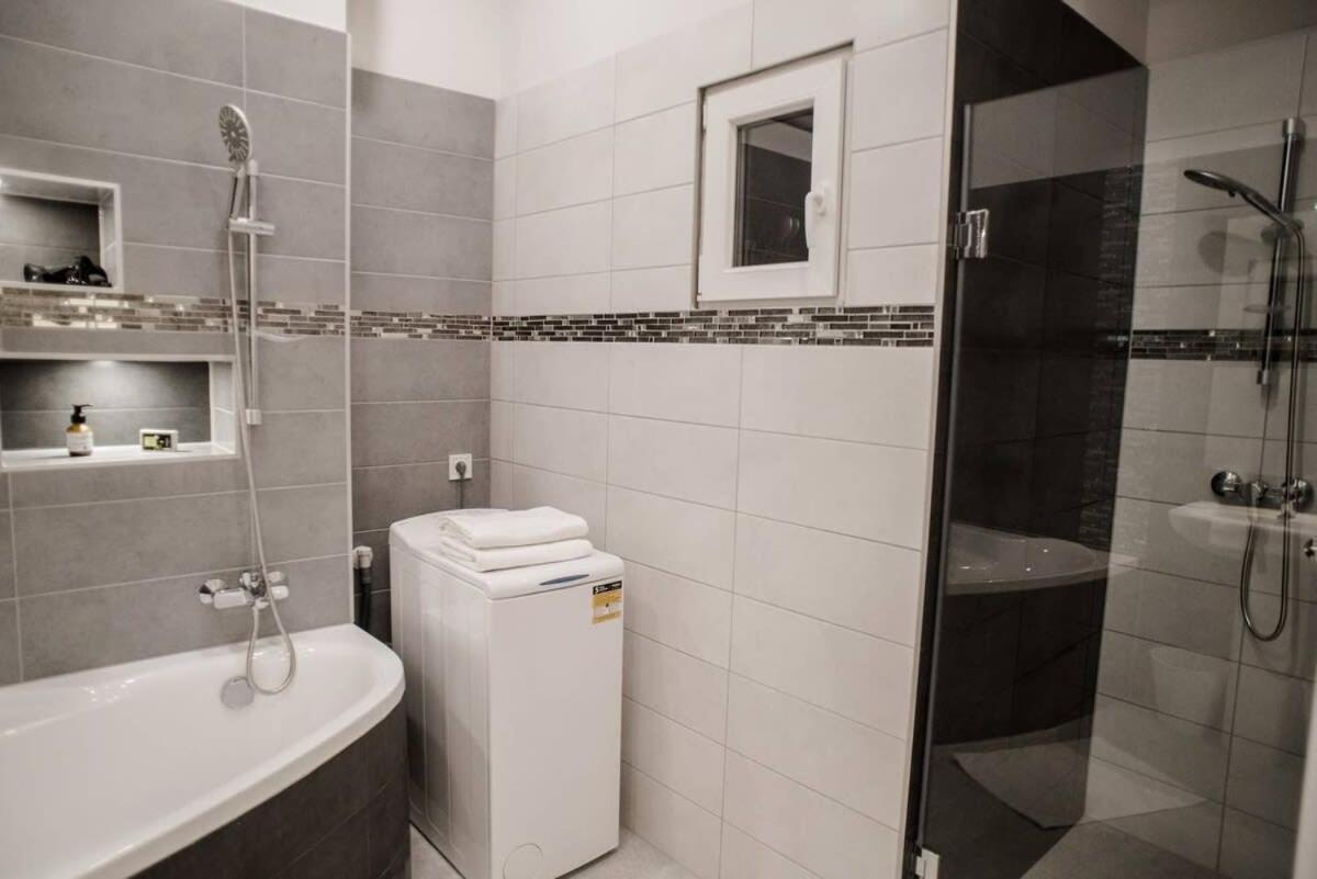New Luxury Apartment In The Center With A/C Budapest Exterior photo